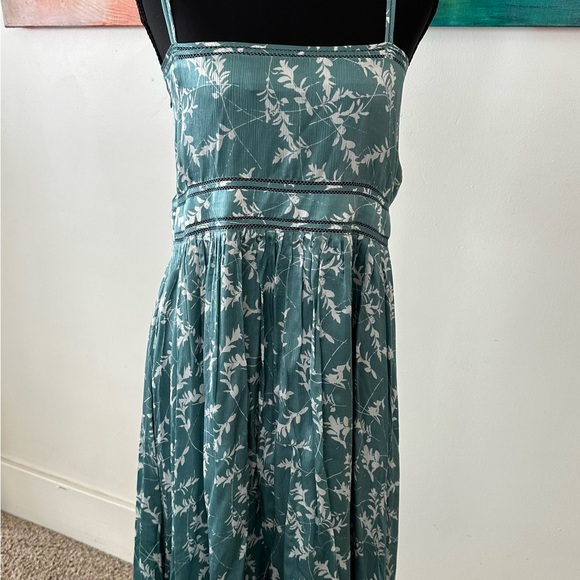 Club Monaco Silk floral dress. Sage green color. Worn once. Size 10-12. - Picture 9 of 9